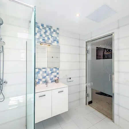 Marina Short Walk To Centre Private Heated Pool